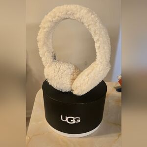 NW/OT UGG FAUX SHEARLING EARMUFFS IN CREME